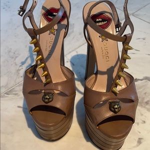 Gucci leather platform pumps size 37